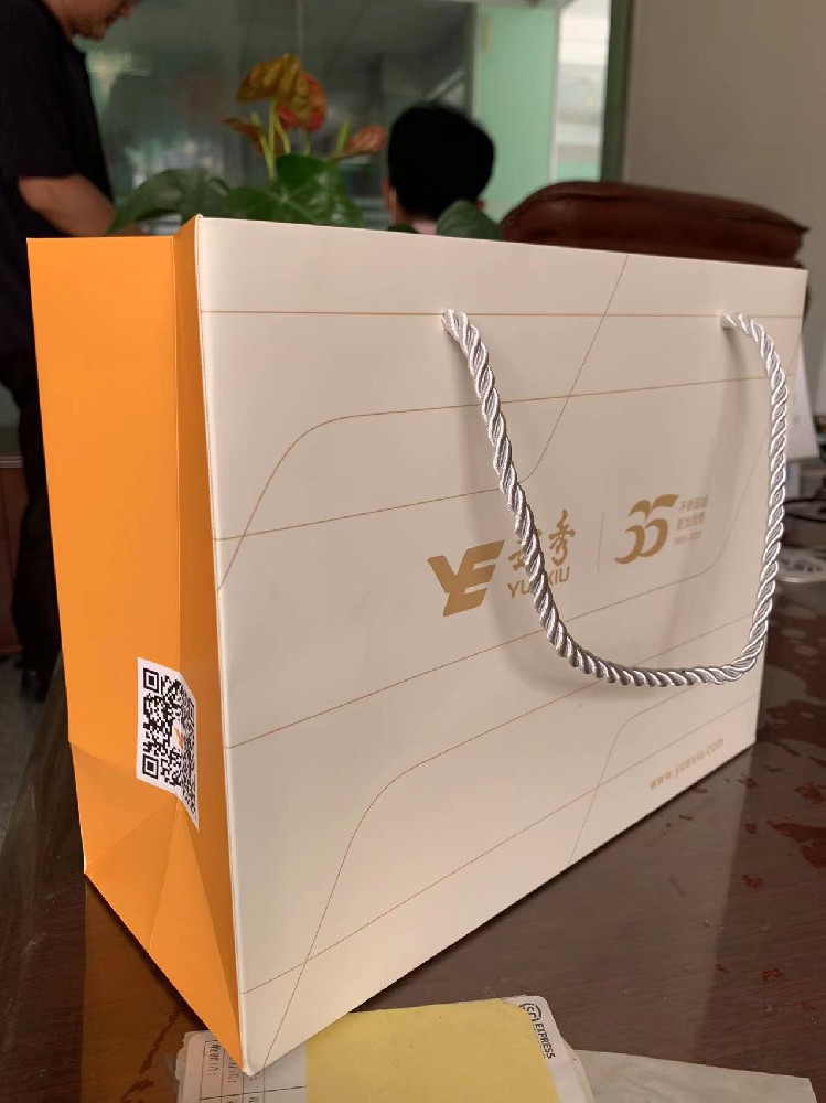 白卡紙燙金手提袋 白卡紙燙金手提袋